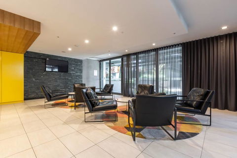 MODERN 2 BEDROOMS -SOUTHERN CROSS STATION - Accommodation Burleigh 1