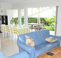 MODERN 3 BEDROOM APARTMENT IN TRADITIONAL QUEENSLANDER  PATIO LEAFY YARD POOL - Accommodation Burleigh