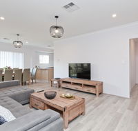 Modern and Spacious home near Curtin University - Accommodation Burleigh
