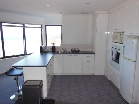 Modern Hobart Apartment With Stunning Views - Accommodation Burleigh 2