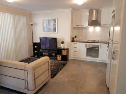 Modern Neat Convenient Apartment Close To Airport - Accommodation Burleigh 1