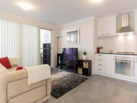 Modern Neat Convenient Apartment Close To Airport - Accommodation Burleigh 3
