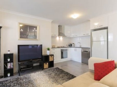 Modern Neat Convenient Apartment Close To Airport - Accommodation Burleigh 2