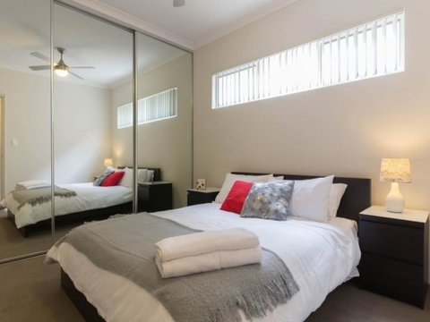 Modern Neat Convenient Apartment Close To Airport - Accommodation Burleigh 0
