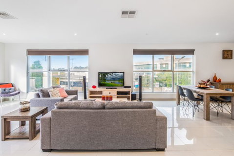 Modern Unit With Balconies Near Melbourne Airport - Accommodation Burleigh 0