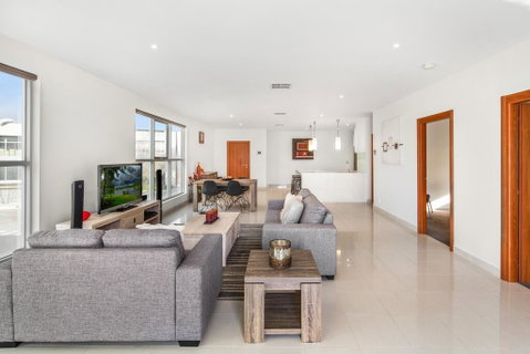 Modern Unit With Balconies Near Melbourne Airport - Accommodation Burleigh 2