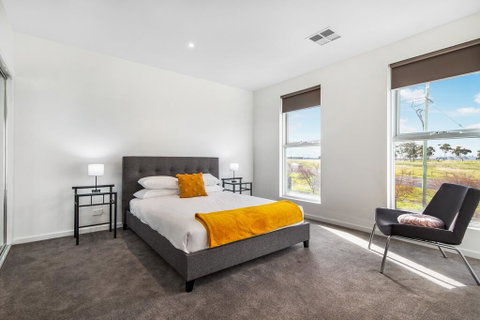 Modern Unit With Balconies Near Melbourne Airport - Accommodation Burleigh 1