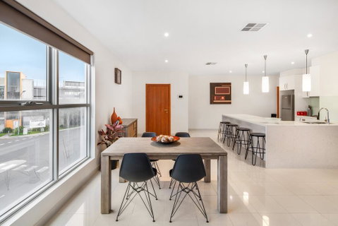 Modern Unit With Balconies Near Melbourne Airport - Accommodation Burleigh 3