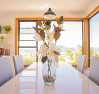 Moonah House-10 mins to CBD  MONA 4BR 2 BATH great view park 3 cars sleep 11 king bed en-suite - Accommodation Burleigh