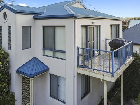 NELSON COVE 2 - Townhouse A Short Walk To Town - Accommodation Burleigh 2