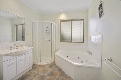 NELSON COVE 2 - Townhouse A Short Walk To Town - Accommodation Burleigh 3