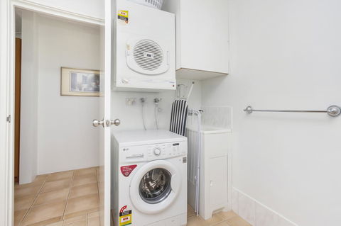 6 Executive Eastside Parking, Gym & Pool - Accommodation Burleigh 14
