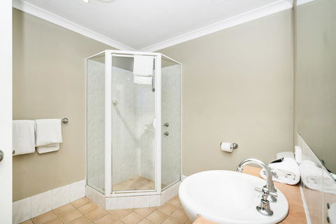 6 Executive Eastside Parking, Gym & Pool - Accommodation Burleigh 31