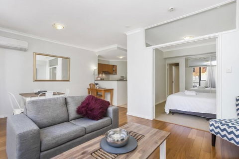 6 Executive Eastside Parking, Gym & Pool - Accommodation Burleigh 38