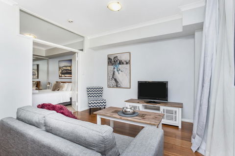 6 Executive Eastside Parking, Gym & Pool - Accommodation Burleigh 4