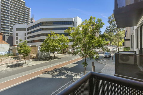 6 Executive Eastside Parking, Gym & Pool - Accommodation Burleigh 13