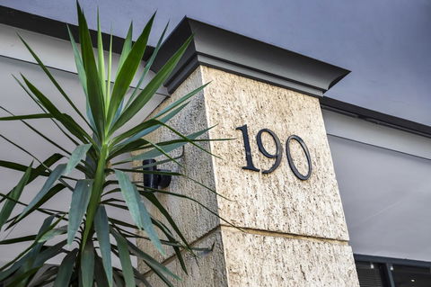 6 Executive Eastside Parking, Gym & Pool - Accommodation Burleigh 9
