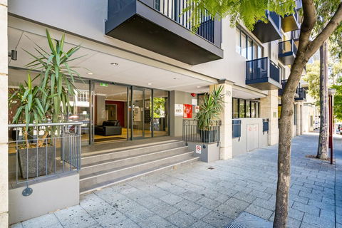 6 Executive Eastside Parking, Gym & Pool - Accommodation Burleigh 32