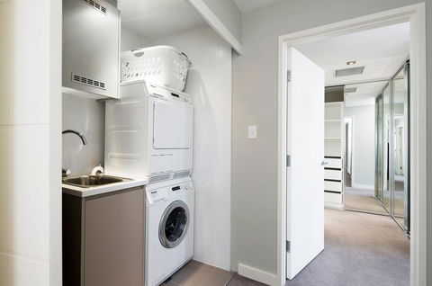 Claremont Quarter Luxury Apartment - Accommodation Burleigh 13