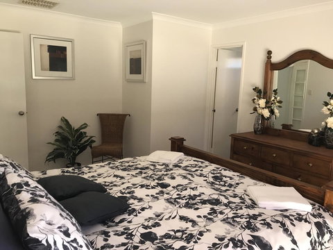 Blue Lake Family Retreat - Accommodation Burleigh 0