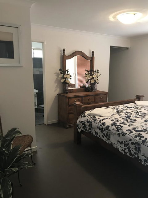 Blue Lake Family Retreat - Accommodation Burleigh 7