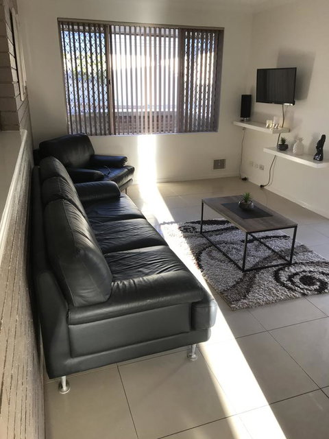 Blue Lake Family Retreat - Accommodation Burleigh 15