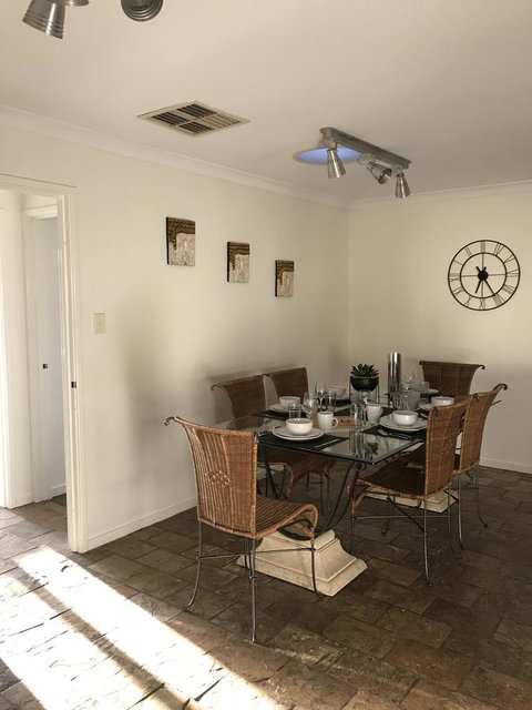 Blue Lake Family Retreat - Accommodation Burleigh 10
