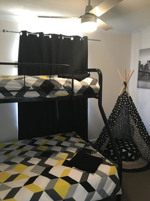 Blue Lake Family Retreat - Accommodation Burleigh 23