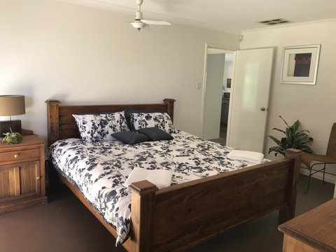Blue Lake Family Retreat - Accommodation Burleigh 6