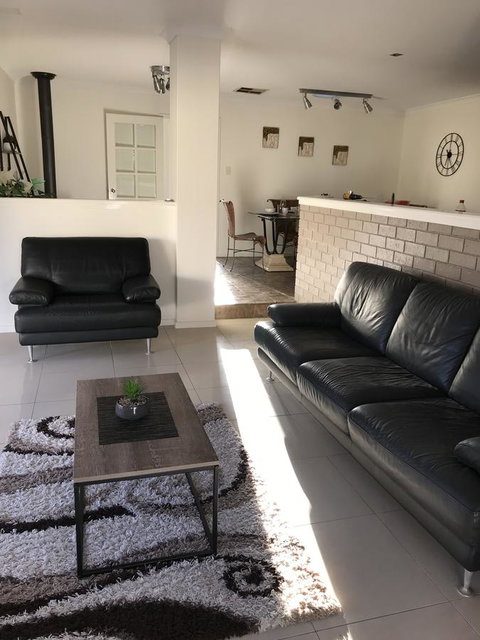 Blue Lake Family Retreat - Accommodation Burleigh 16