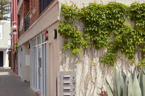 West End District Apartments - Accommodation Burleigh 7