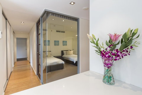 Gallery Serviced Apartments - Accommodation Burleigh 10