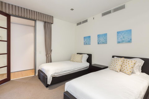 Gallery Serviced Apartments - Accommodation Burleigh 9
