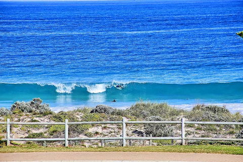 Beachfront @ Scarbs - Accommodation Burleigh 13