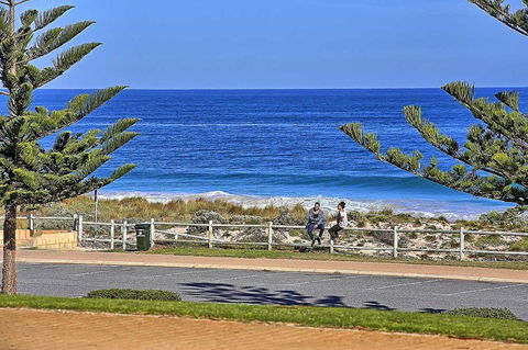 Beachfront @ Scarbs - Accommodation Burleigh 14
