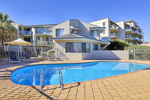 Beachfront @ Scarbs - Accommodation Burleigh 5