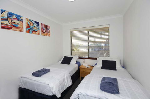 Beachfront @ Scarbs - Accommodation Burleigh 8