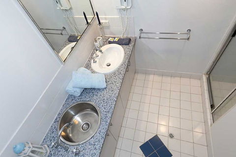 Beachfront @ Scarbs - Accommodation Burleigh 10
