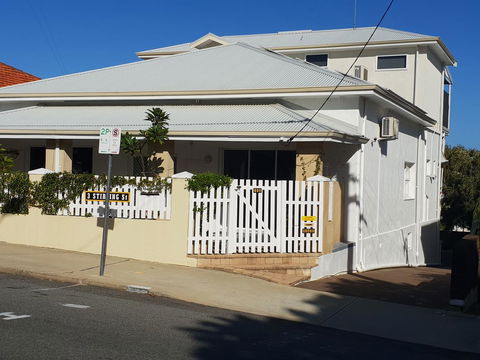 Stirling Apartments - Studio 1 - Accommodation Burleigh 2