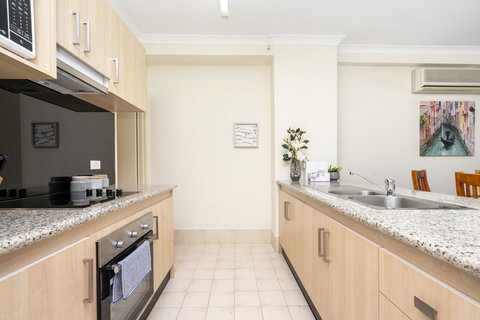 Oversized Eastend Sleeps 6 Free PARKING+POOL WIFI - Accommodation Burleigh 3