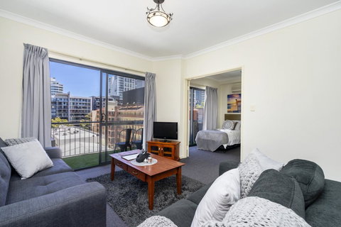 Oversized Eastend Sleeps 6 Free PARKING+POOL WIFI - Accommodation Burleigh 0