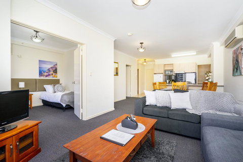 Oversized Eastend Sleeps 6 Free PARKING+POOL WIFI - Accommodation Burleigh 8