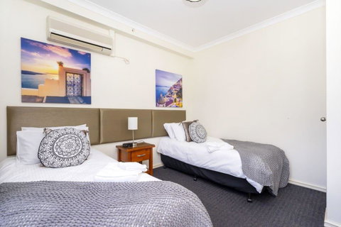 Oversized Eastend Sleeps 6 Free PARKING+POOL WIFI - Accommodation Burleigh 28