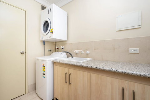 Oversized Eastend Sleeps 6 Free PARKING+POOL WIFI - Accommodation Burleigh 12