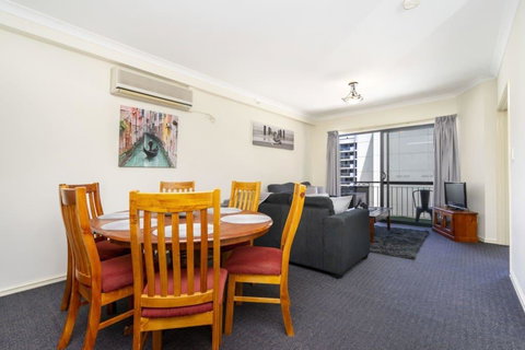 Oversized Eastend Sleeps 6 Free PARKING+POOL WIFI - Accommodation Burleigh 37