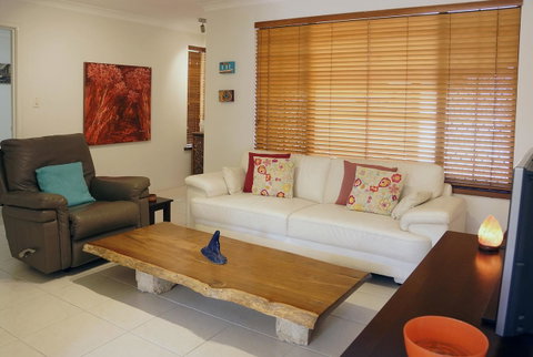 Suffolk House - Accommodation Burleigh 5