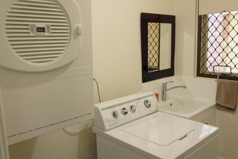 Suffolk House - Accommodation Burleigh 16