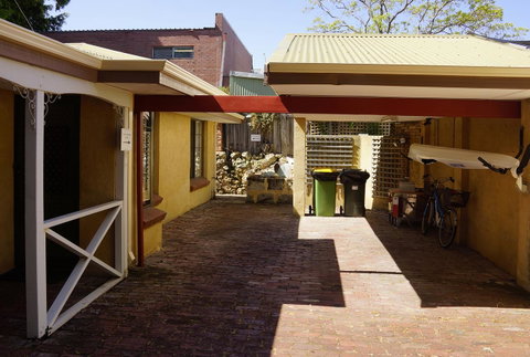 Suffolk House - Accommodation Burleigh 4