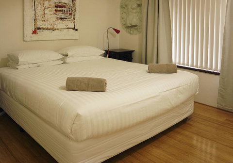 Suffolk House - Accommodation Burleigh 12