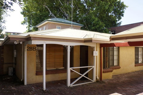 Suffolk House - Accommodation Burleigh 3